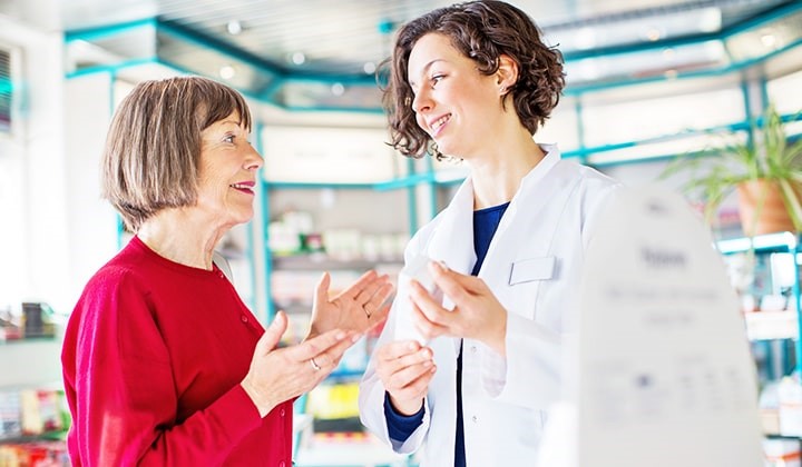 Apothekerin berät über Generika Apothekerin berät über Generika