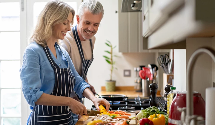 Paar kocht gemeinsam Gesunde Lebensweise gegen Leberprobleme