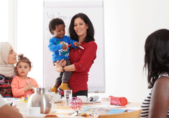 Frauen mit kleinen Kindern in den Armen