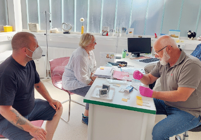 Personen in ärztlichem Behandlungszimmer