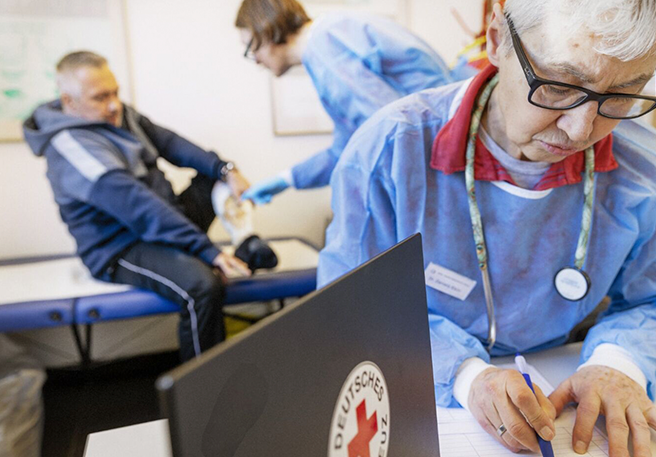 Medizinisches Personal behandelt einen Patienten