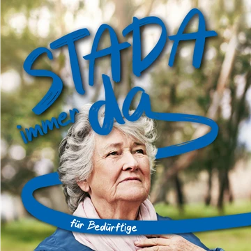 Frau mit Slogan „Stada immer da“ ild von älterer Frau mit Slogan „Stada immer da – für Bedürftige“