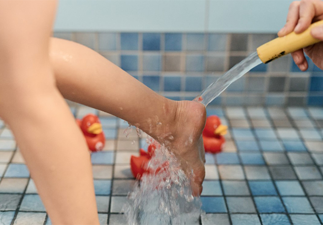 Kinderfüße bei Hitzewelle kühlen